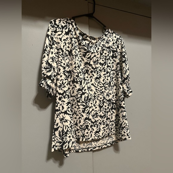 ❤️H&M - Short Sleeve Black & White Floral Blouse (Size XL) - Picture 2 of 10